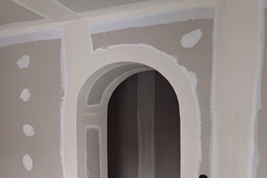 Photo d’une porte arquée en construction.